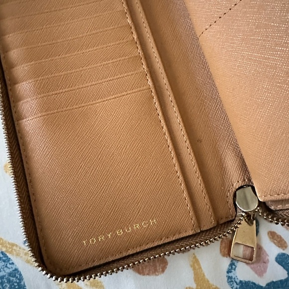 Authentic Tory Butch tan wallet - Picture 5 of 7